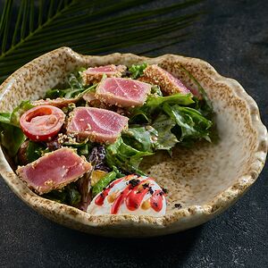 Салат с тунцом и яйцом пашот