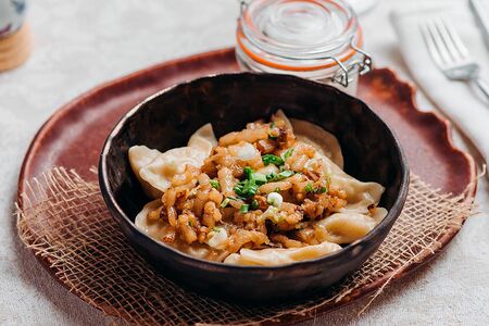 Вареники с картошкой, шкварками, луком и деревенской сметаной