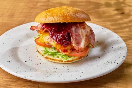 Бургер с говяжьей котлетой, моцареллой и малиной