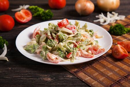 Салат из броколи и помидоров