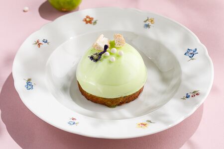 Десерт лаймовый с карамельной грушей