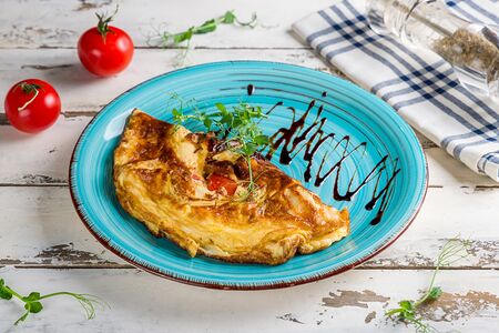 Омлет с помидорами и копченым сулугуни