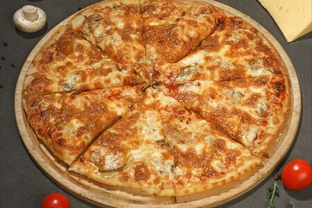 Пицца с шампиньонами и сыром