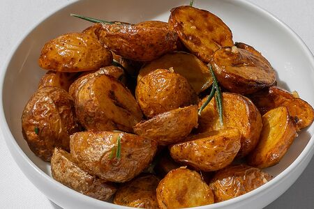 Печеный картофель с травами и чесноком