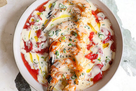 Креветки на гриле, печеные томаты