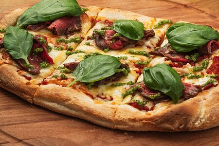 Римская пицца с ростбифом и рукколой