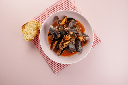 Мидии в томатном соусе