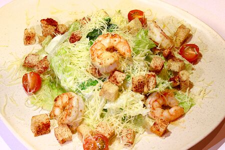 Салат Цезарь с креветками