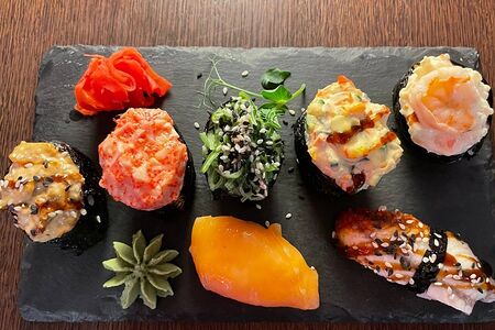 Гункан Кани с тобико