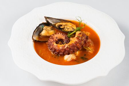 Суп из печёных томатов с морепродуктами