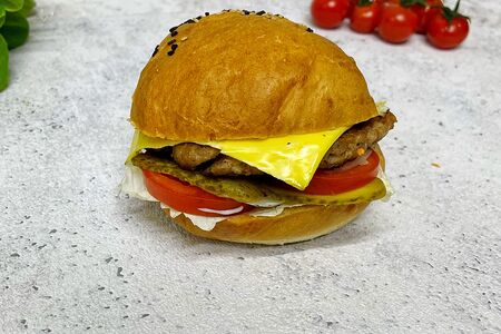 Бургер с говяжьей котлетой