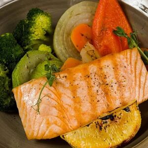 Стейк из лосося с овощами гриль