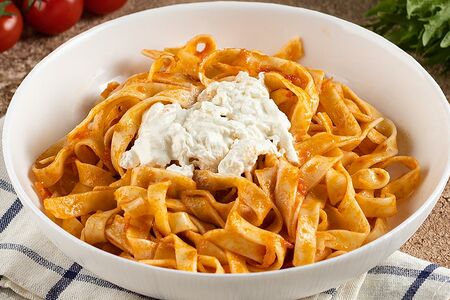 Феттуччине с томатами и страчателлой