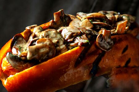 Хот-дог с грибным соусом