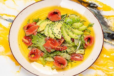 Салат с авокадо и форелью