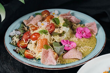 Салат с морским дуэтом и креветочными чипсами