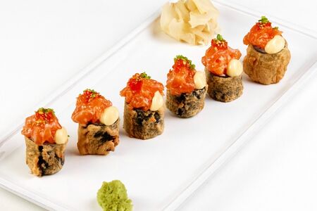 Тёплый ролл с лососем и красной икрой