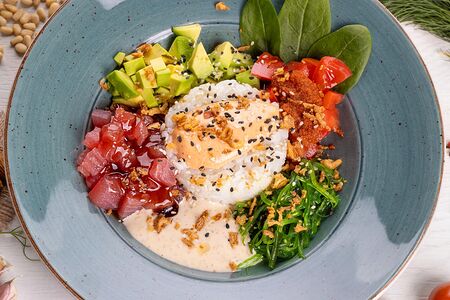 Поке с малиновым тунцом