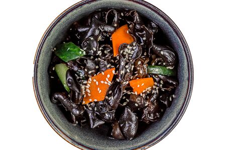 Салат из древесных грибов с овощами