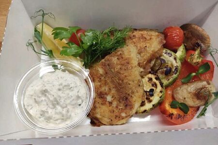 Овощи гриль с белой рыбой и соусами в ассортименте