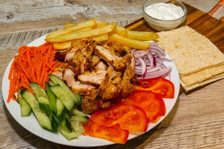 Шаверма на тарелке с курицей