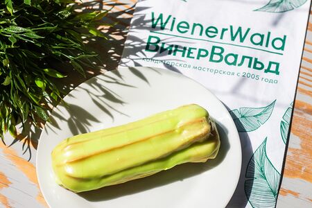 Эклер фисташковый