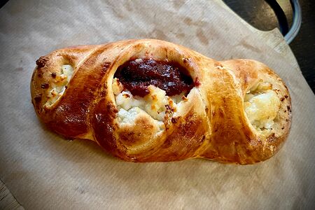 Булочка с джемом и творогом
