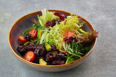 Салат теплый с куриной печенью и авокадо