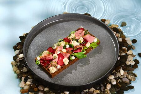 Брускетта с уткой и сливой