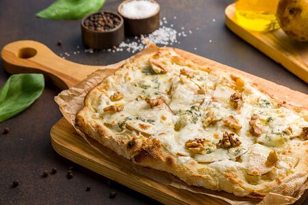 Пицца Груша и горгонзола