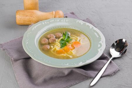 Куриный бульон с митболами из индейки