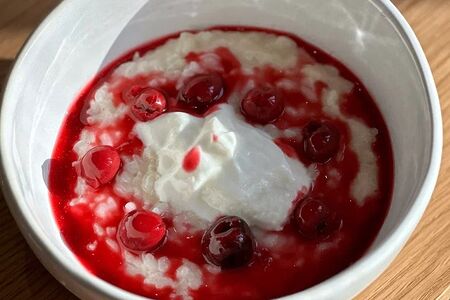 Рисовая каша с вишневым компоте и греческим йогуртом