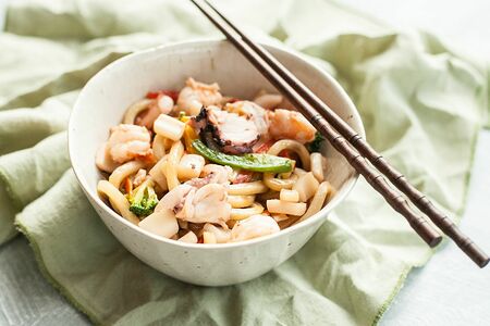 Вок удон с морепродуктами и овощами