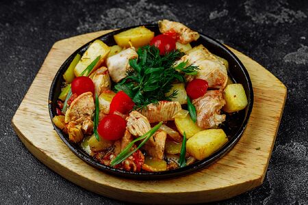 Жаркое по-домашнему из курицы с картофелем