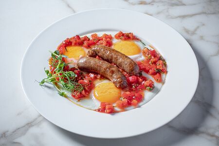 Яичница с колбасками из говядины и томатной сальсой