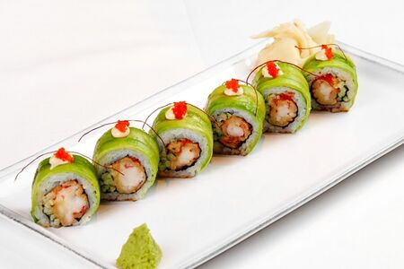 Ролл с креветкой и авокадо