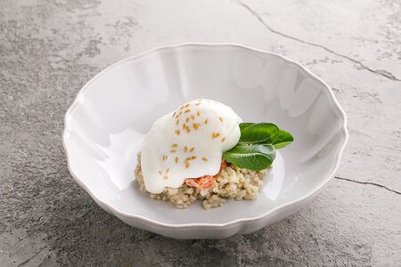 Греча с опаленной форелью и яйцом пашот