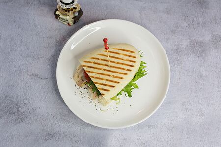 Сэндвич с беконом, сыром фета и сладким перцем