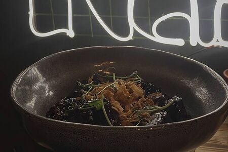 Томленые говяжьи щечки в соусе демиглас