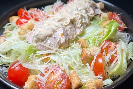 Салат Цезарь с курицей