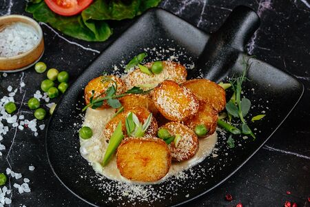 Запечённый беби картофель с пармезаном и луковым кремом