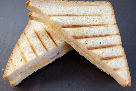 Сэндвич с беконом, цыпленком и яйцом