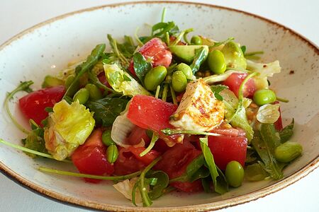 Салат с томатами и жареным адыгейским сыром