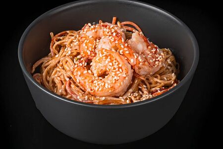 Яичная лапша с креветкой в сливочном соусе