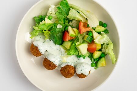 Салат с фалафелем