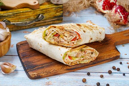 Шаурма с курицей в лаваше