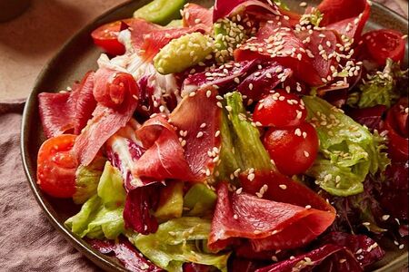 Микс салата с карпаччо из утки