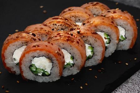 Ролл Опалённая Филадельфия с лососем