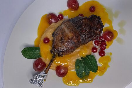 Утиное конфи с карамельными яблоками