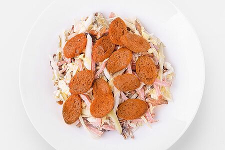 Салат с колбасой и ржаными сухариками